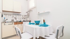 Studio (Apartments Carmen &amp; Tosca -Studio) | Eget tekjøkken | Kjøleskap, mikrobølgeovn, kokeplater og vannkoker