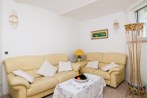 Apartamento (Apartments Carmen & Tosca - Two-Bedro) | Sala de estar | TV 20 polegadas com canais a cabo