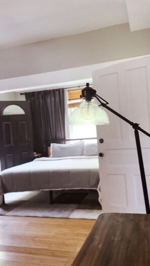 2 bedrooms, in-room safe, desk, iron/ironing board