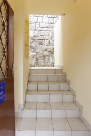 Pintu masuk properti