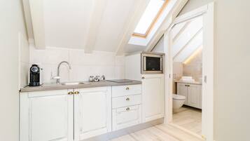 Estudio Confort | Cocina privada | Refrigerador, horno, cafetera y tetera y tetera eléctrica