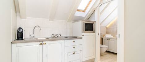 Comfort Studio | Private kitchen | Fridge, oven, coffee/tea maker, electric kettle