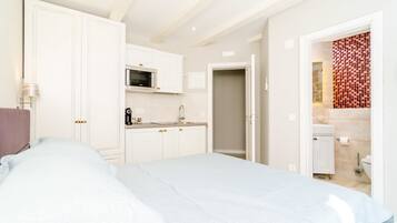 Estudio Deluxe | Cocineta privada | Refrigerador, horno, cafetera y tetera y tetera eléctrica