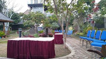 Bagian depan properti - sore/malam