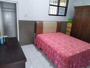 Villa, 5 Bedrooms | 5 bedrooms, down duvets, in-room safe, desk - Villa Masbro (Batu)