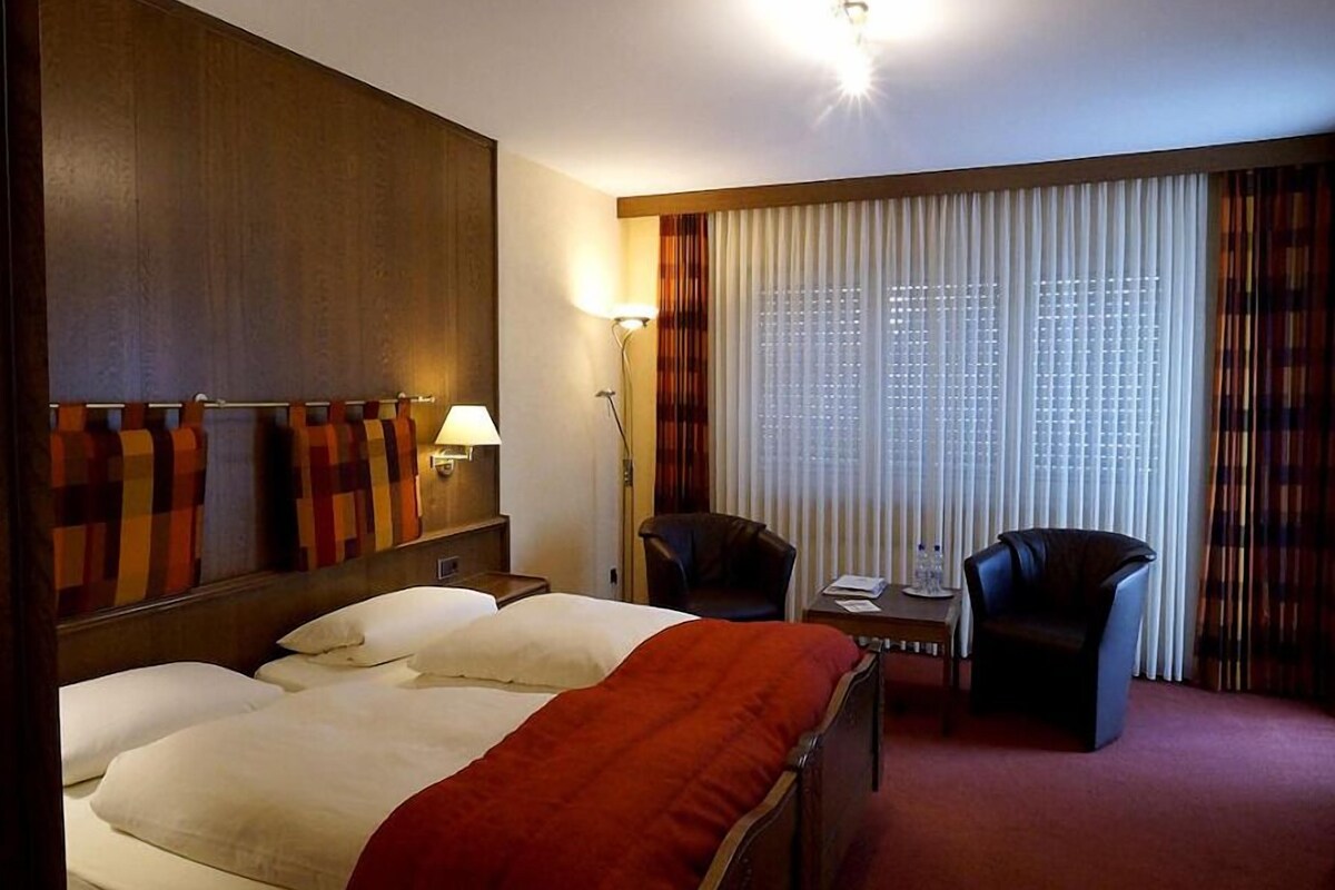 Desk, soundproofing, free WiFi, bed sheets