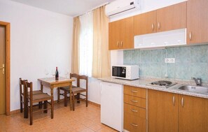 아파트 (Apartments Čiovo - Basic Two Bedroom) | 전용 주방 | 냉장고, 전자레인지, 쿡탑, 커피/티 메이커