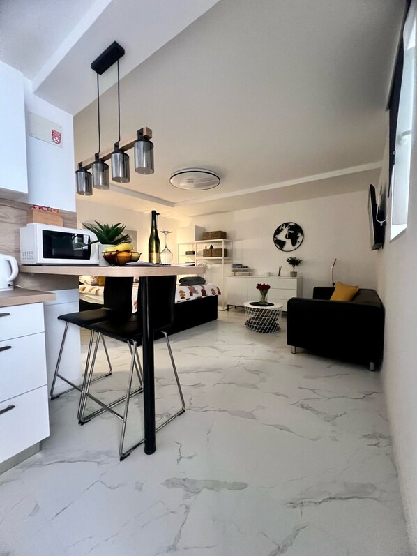 Studio (Apartments Noa Old Town - Studio - Gr) | Private kitchen | Fridge, microwave, stovetop, electric kettle - Apartments Noa Old Town (Dubrovnik)