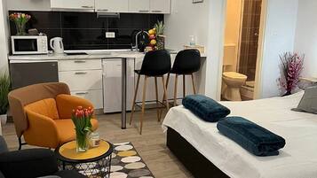 Tabla de planchar con plancha, wifi gratis y ropa de cama