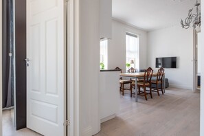 アパートメント 3 ベッドルーム | リビング エリア | プラズマテレビ