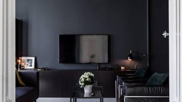 Apartamento, 2 habitaciones | Sala de estar | Una televisión de plasma