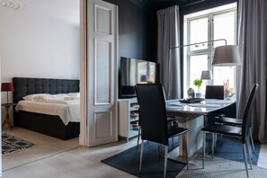 Apartamento, 2 habitaciones | Zona de estar | Una televisión de plasma