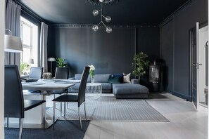 Apartamento, 2 habitaciones | Zona de estar | Una televisión de plasma