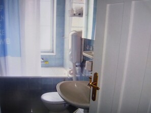 Haartrockner, Handtücher, Shampoo, Toilettenpapier