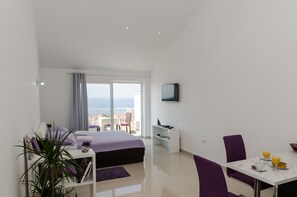 Standard Studio, Balcony, Sea View | Iron/ironing board, free cribs/infant beds, free WiFi, bed sheets