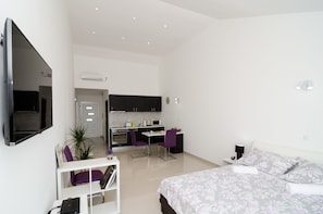 Studio, Balcony, Sea View | Iron/ironing board, free cribs/infant beds, free WiFi, bed sheets