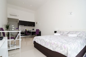 Studio, balkon, uitzicht op zee | Een strijkplank/strijkijzer, gratis babybedden, gratis wifi, beddengoed