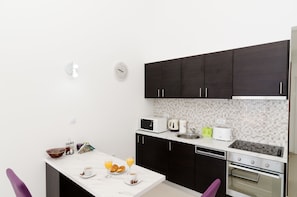 Estúdio standard, sacada, vista para o mar | Cozinha privada | Geladeira, micro-ondas, fogão, cooktop