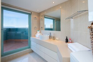 Doccia, asciugacapelli, asciugamani