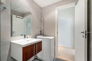 Appartement, 1 slaapkamer | Badkamer | Een douche, gratis toiletartikelen, een haardroger, handdoeken