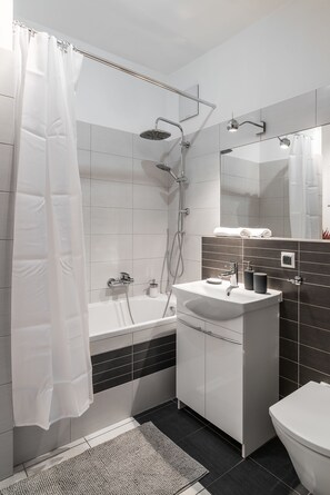 Family Apartment | Bathroom | Combined shower/tub, designer toiletries, hair dryer, towels - Marinus Apartments Szafarnia (Gdansk)