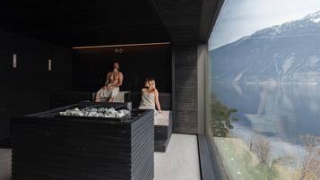 Salas para tratamentos a dois, sauna seca, banheira de hidromassagem