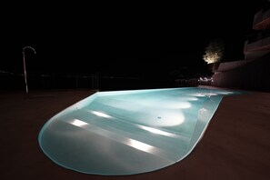 2 piscines cobertes, piscina a l'aire lliure de temporada i para-sols 