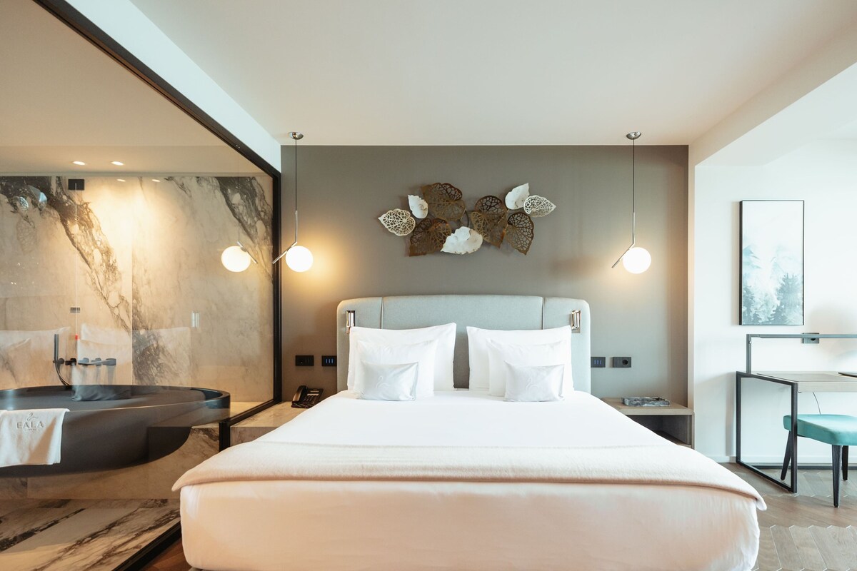 Suite, 1 King Bed, Balcony, Lake View (Argantos)