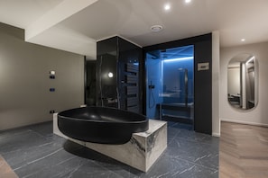 Suite, 1 cama King size, balcón, vista al lago (Argantos) | Baño | Amenidades de baño gratuitas, secadora de cabello, batas, pantuflas 