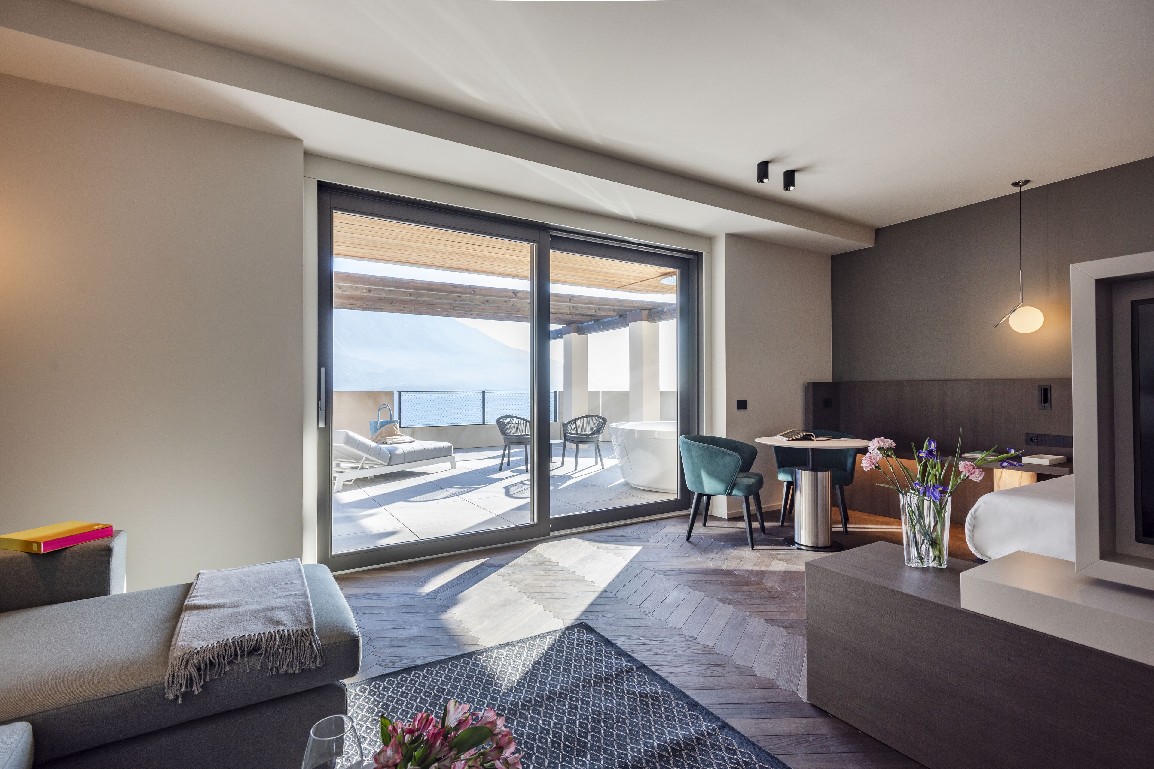 Una sala de estar moderna con un sofá, una mesa de centro y una zona de comedor con sillas.