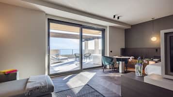 Una sala de estar moderna con un sofá, una mesa de centro y una zona de comedor con sillas.