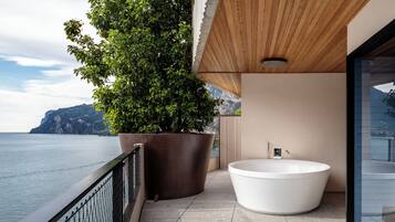 Suite, 1 King-Bett, Balkon, Seeblick (Argantos) | Terrasse/Patio