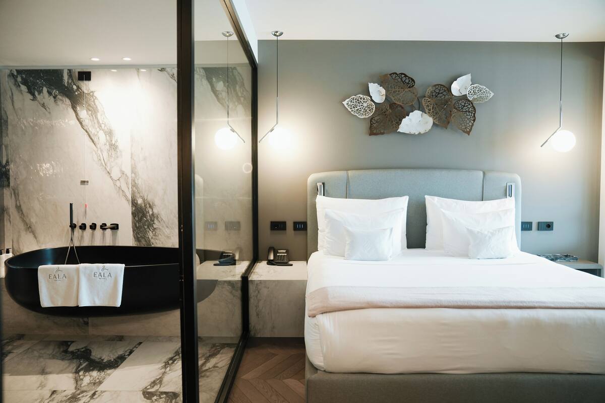 1 habitación, ropa de cama de alta calidad, cubrecamas y minibar 