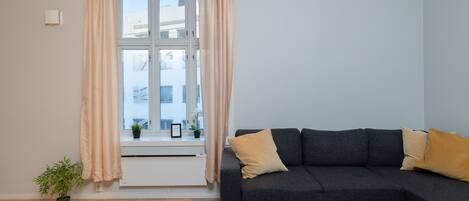 Apartment, 1 Bedroom | Ruang tamu | TV Plasma