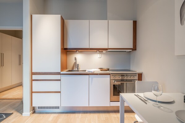 Refrigerador, microondas, horno, placa de cocina