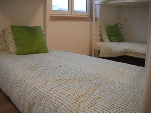 Bed in a Shared Mixed Room ( 6 pax) | Fer et planche à repasser, Wi-Fi gratuit, draps fournis