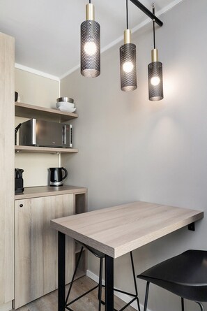 開放式客房 | 私人小型廚房 | 冰箱、微波爐、鍋具/餐盤/廚房用品