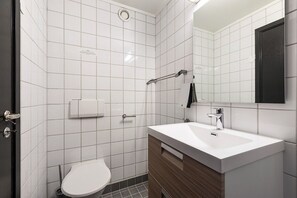 開放式客房 | 浴室 | 淋浴設備、免費盥洗用品、吹風機、毛巾