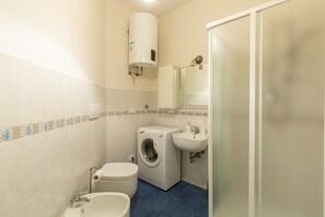 Studio | Bathroom | Shower, rainfall showerhead, hair dryer, bidet