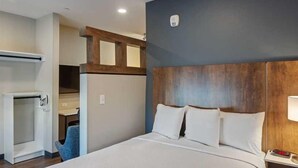 A hotel room with a bed, a desk, and a wardrobe. - Extended Stay America Premier Suites Phoenix Chandler Downto (Chandler)