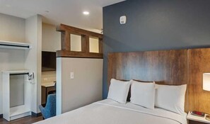 A hotel room with a bed, a desk, and a wardrobe. - Extended Stay America Premier Suites Phoenix Chandler Downto (Chandler)