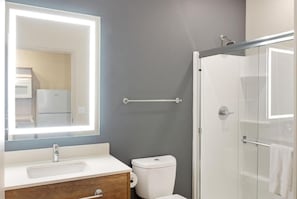 Ein Badezimmer mit Waschbecken, Spiegel und Toilette.
