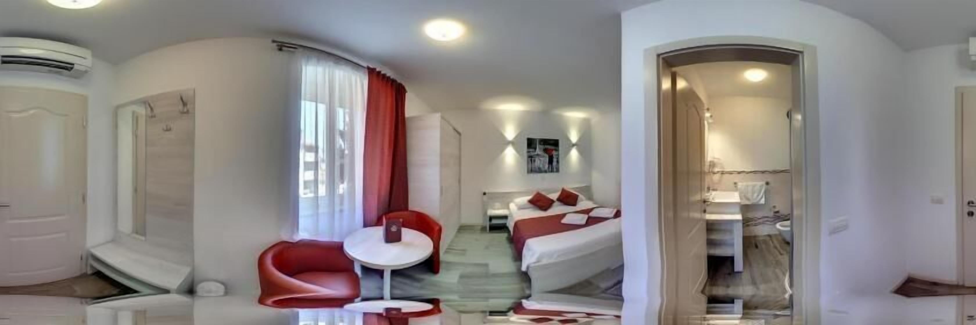 Desk, soundproofing, free WiFi, bed sheets