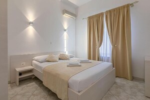 Escritorio, sistema de insonorización, wifi gratis y ropa de cama 