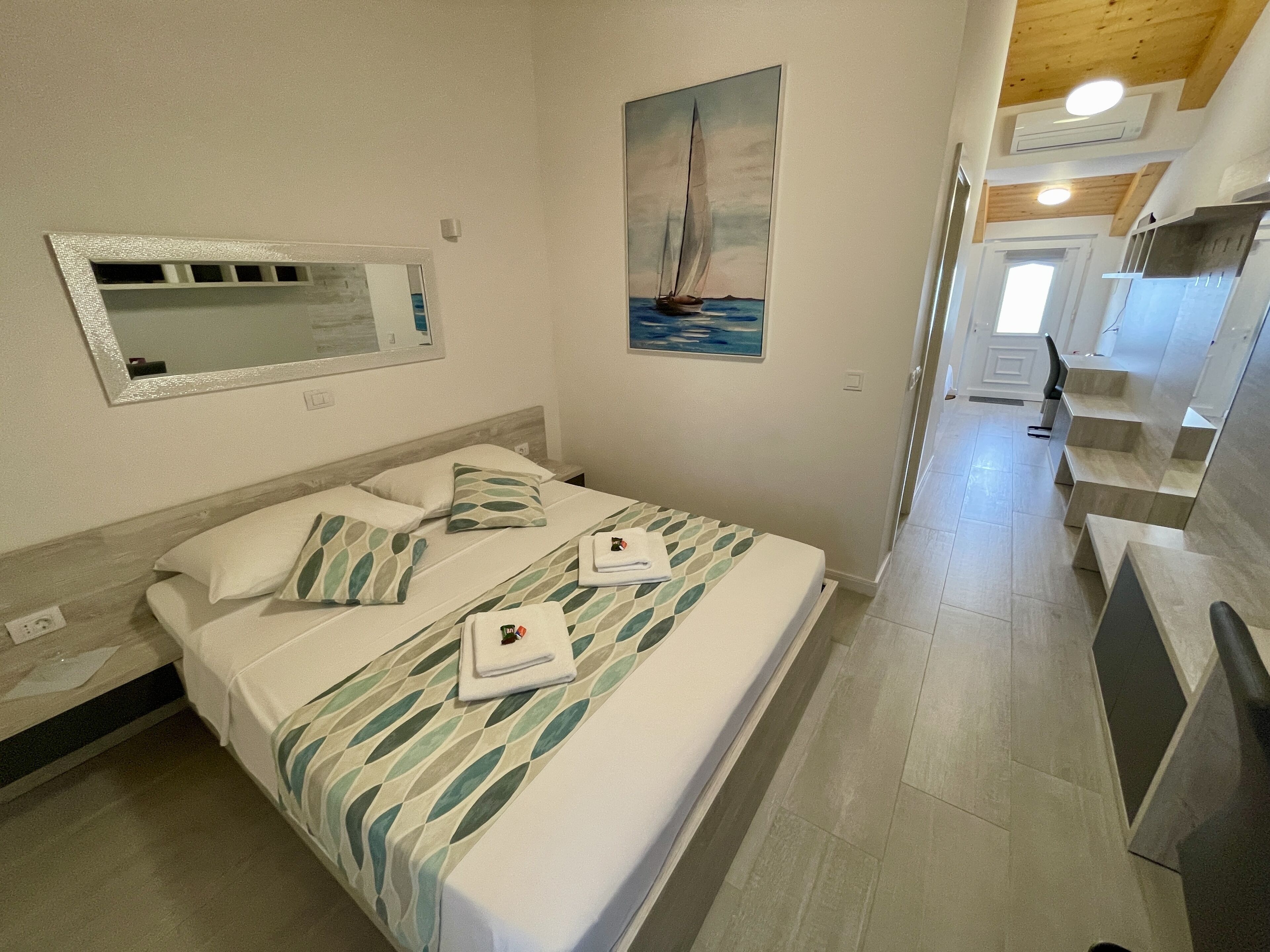 Deluxe fyrbäddsrum | Skrivbord, ljudisolering, gratis wi-fi och sängkläder
