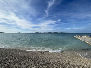 ใกล้ชายหาด, ทรายสีขาว, เก้าอี้อาบแดด, ร่มชายหาด