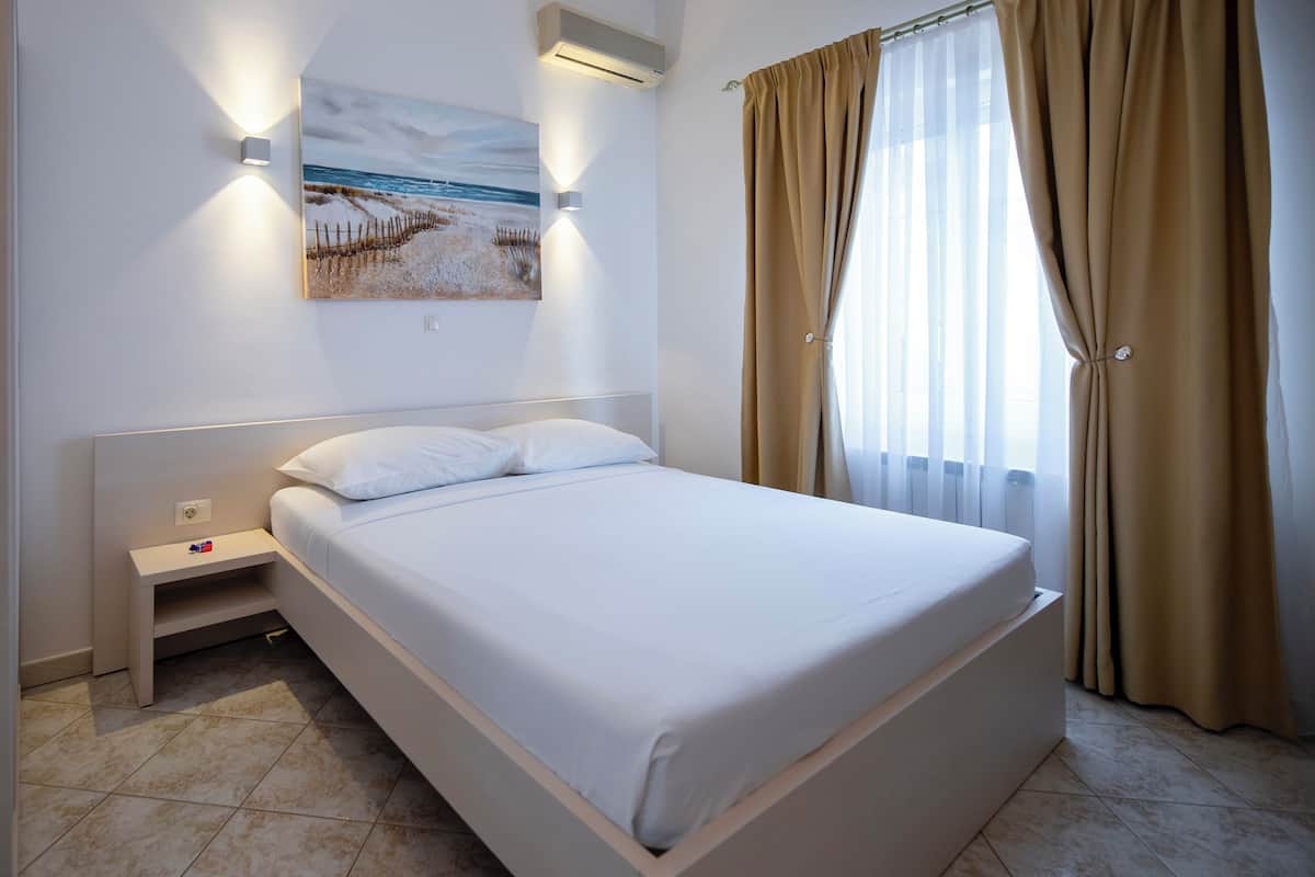 Classic Apartment, 1 Bedroom, Balcony | Desk, soundproofing, WiFi (free), bed sheets