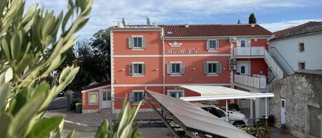 Voorkant van accommodatie