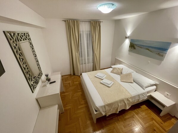 مكتب وتجهيزات عازلة للصوت وواي فاي مجانًا وملاءات أسرّة