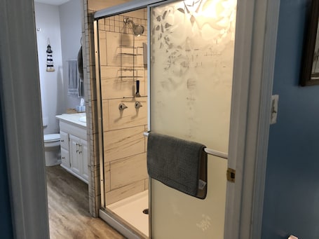 Shower, hair dryer, towels, soap. Cozy Country Retreat Near SPIRE, Wineries & Ashtabula Harbor. Fisherman welcome